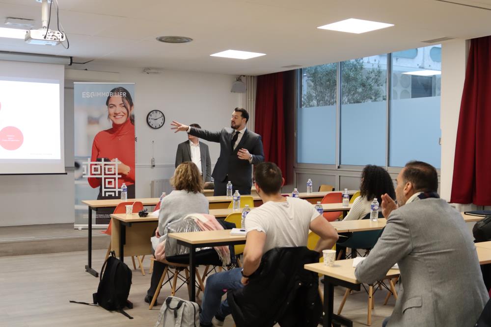 Antoine Bertheux directeur ESG Finance présente l'école aux tuteurs